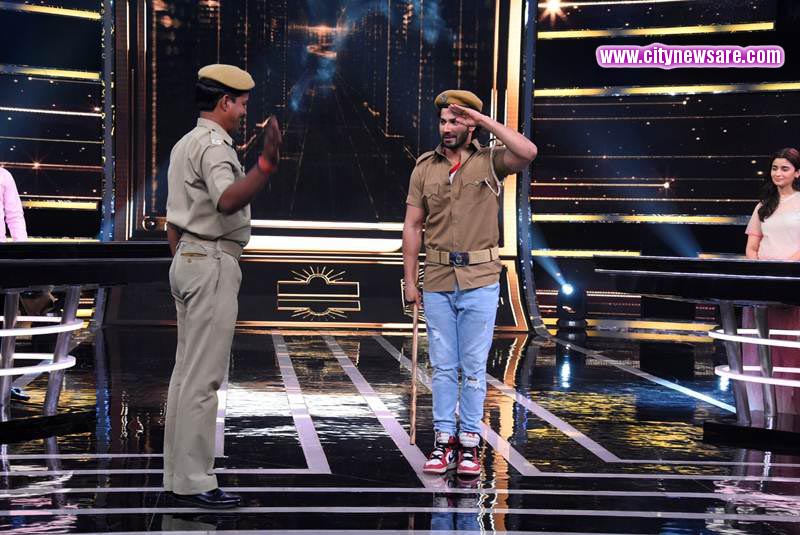 Varun Dhawan salutes security guard on Sabse Smart Kaun
