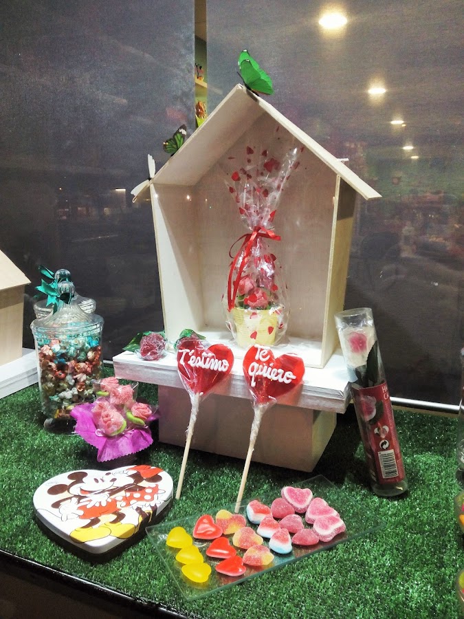 escaparate san valentin, casitas corazones 