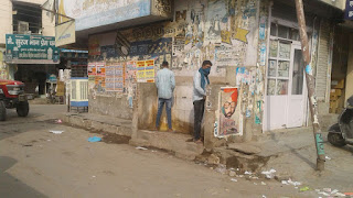 स्वच्छ भारत का स्वस्थ नजारा , शौचालय के नाम पर केवल की दो दीवारे ,उठती दुर्गंध बेहाल हैं दुकानदार 