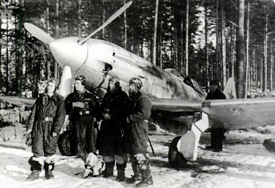 Группа летчиков возле МиГ-3
