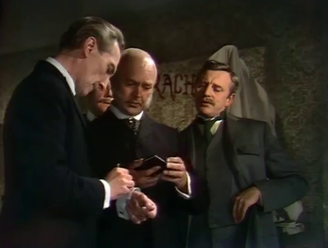 Sherlock Holmes (Peter Cushing) tomando notas en la manga de su camisa - Cine de Escritor Sherlock Holmes (Peter Cushing) tomando notas en la manga de su camisa - Cine de Escritor