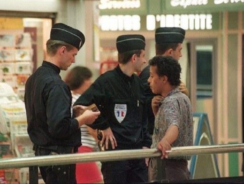 Justice de gauche «On marche sur la tête» : Deux policiers condamnés à de la prison ferme pour l'arrestation illégale d'un migrant