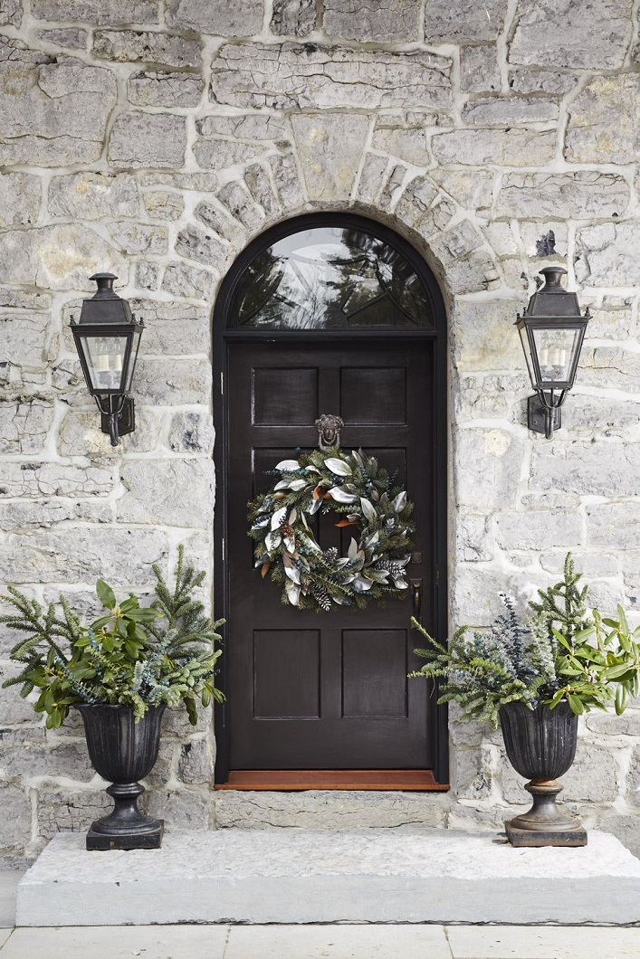 Inside a chic and rustic Vermont farmhouse during the holidays!