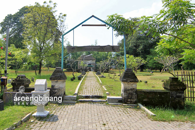 makam siti fatimah binti maimun gresik