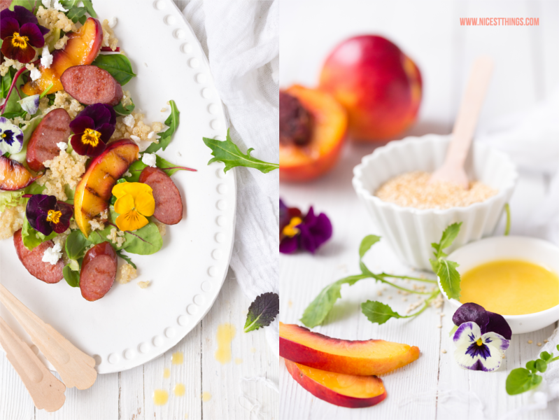 Quinoa Wildkraeuter Salat mit Grillpfirsichen, Kabanos, Ziegenfrischkaese, Orangen-Honig-Dressing