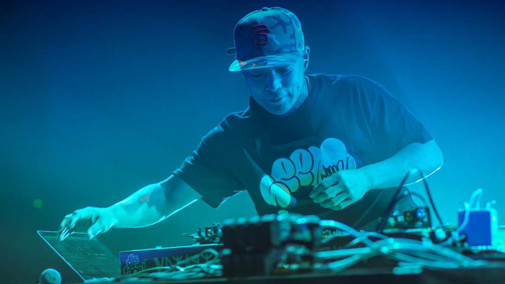 Dj mc microphone. Dj_q5kxwdry. Q дж. Dj_q5kxwdry. дж к симмонс 2020.