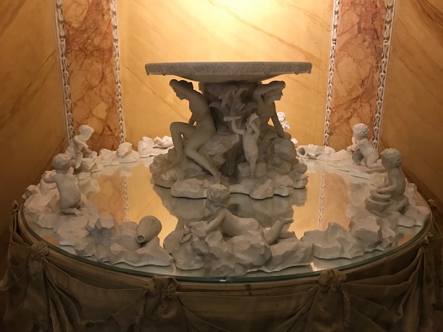 イゾラベッラ（ベッラ島）の宮殿内　大理石のテーブル