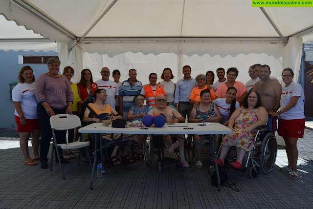 Más de 50 personas disfrutan de terapias rehabilitadoras y de baños en el mar con el proyecto del Cabildo ‘Verano sin barreras’