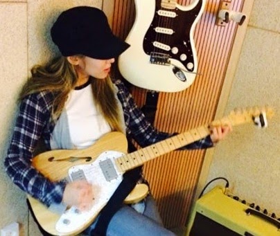 snsd hyoyeon guitar