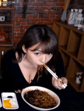 먹방하는 시노자키 아이
