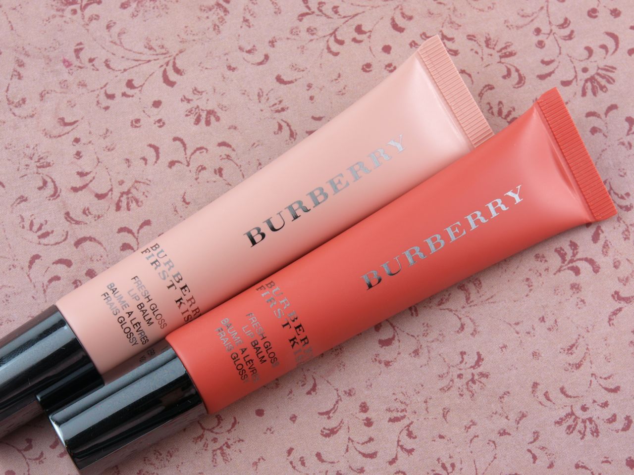Duke loop værtinde Burberry First Kiss Fresh Gloss Lip Balm in "01 Soft Peach" &"02 Coral  Glow": Review and Swatches | The Happy Sloths: Beauty, Makeup, and Skincare  Blog with Reviews and Swatches