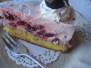 Tort cu crema de iaurt si cirese