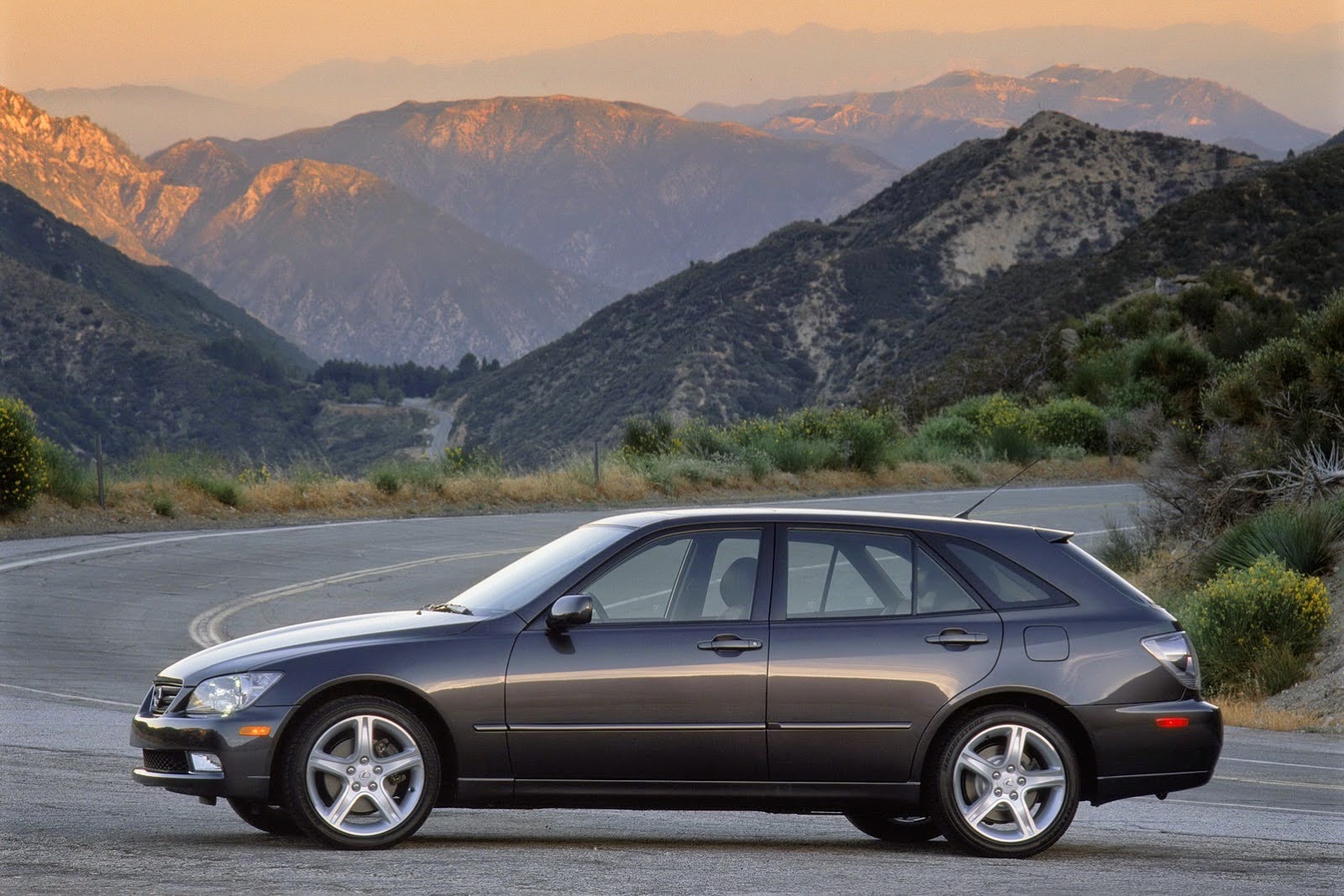 The Sport Wagon Enthusiast : Lexus IS 300 Sportcross