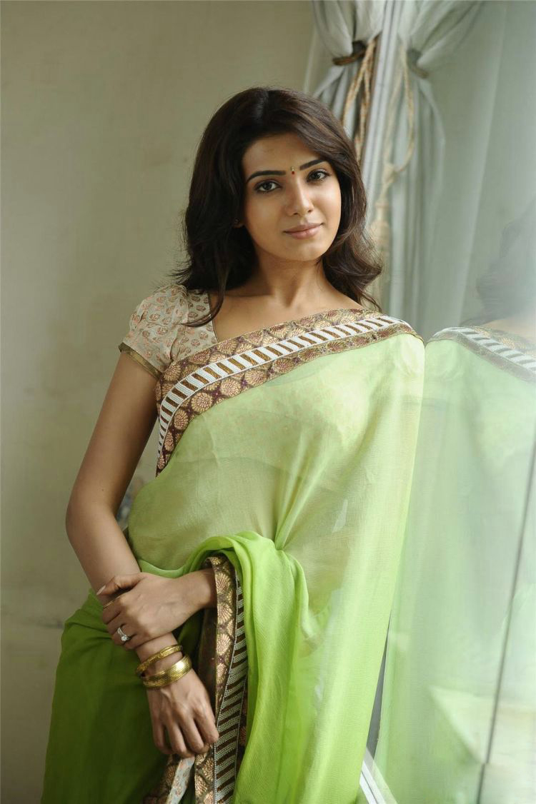 Cute Actress Samantha Hot Stills in Saree
