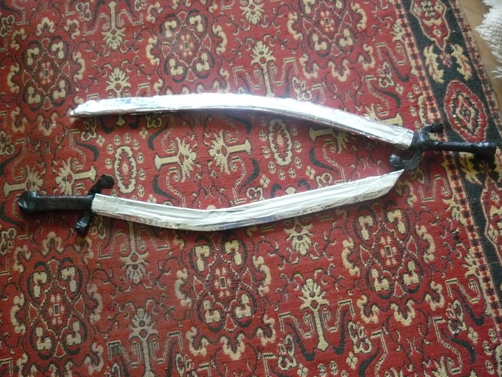 Buskador's LARP How to make a curved larp boffer sword.
