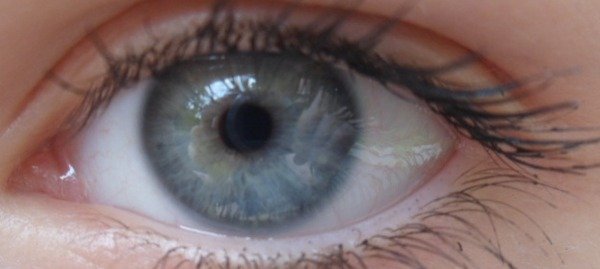 Yeux gris ~ L'Art du bonheur