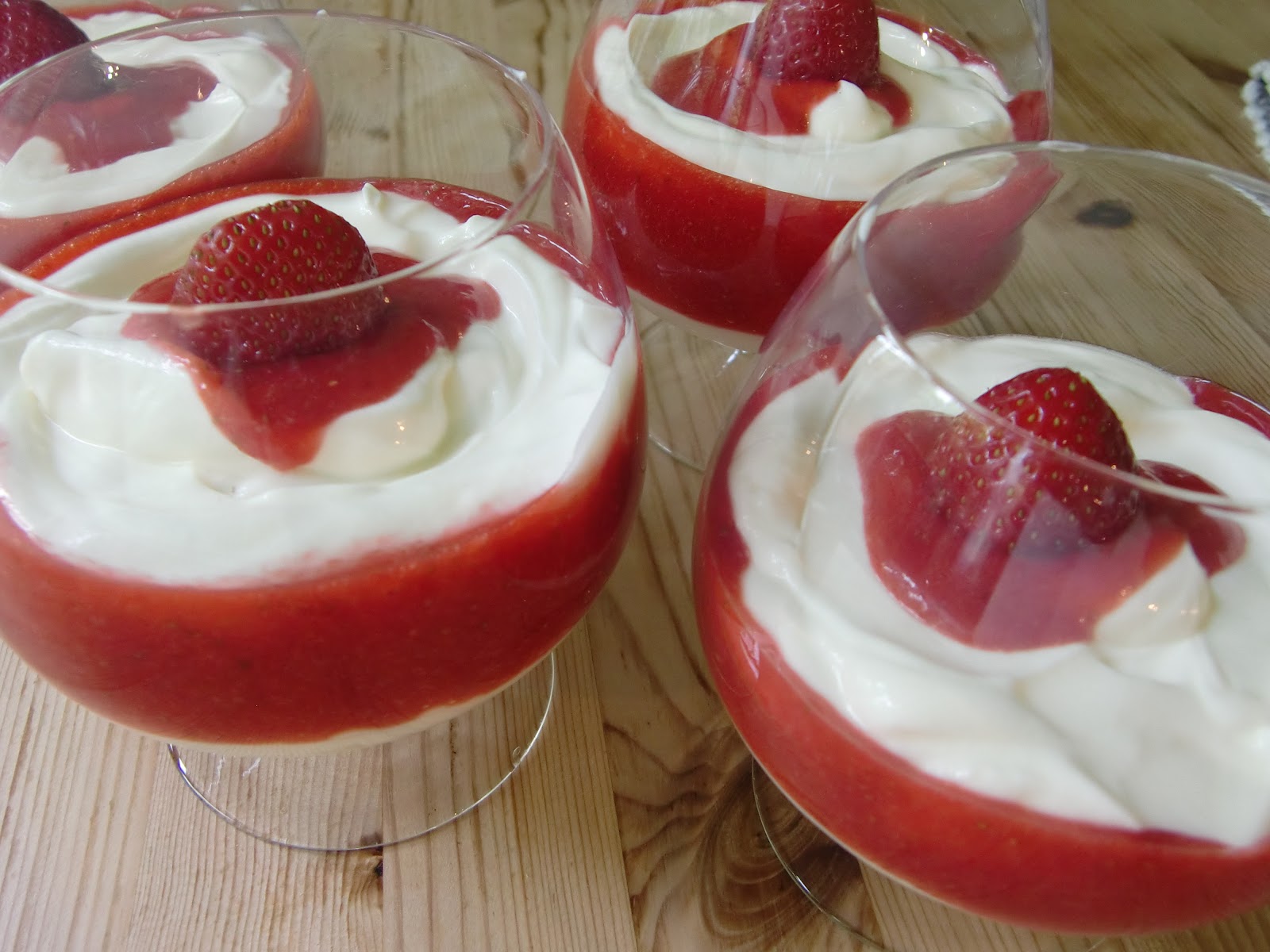 La vie gourmande: Quarkcreme mit weißer Schokolade und Erdbeeren