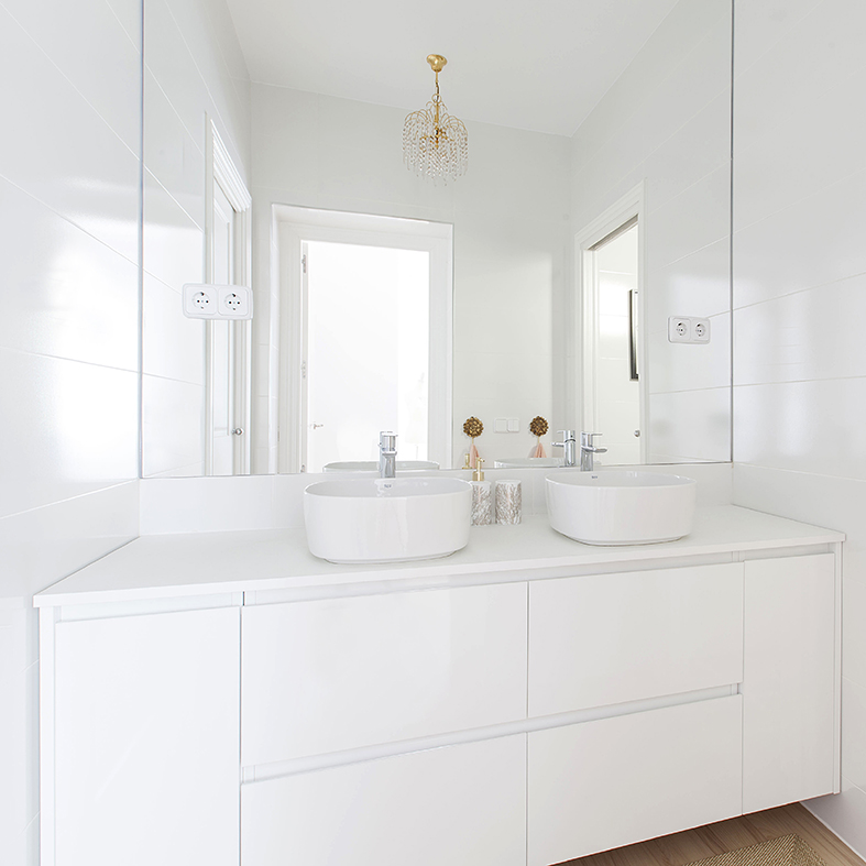 reforma integral baño blanco y dorado