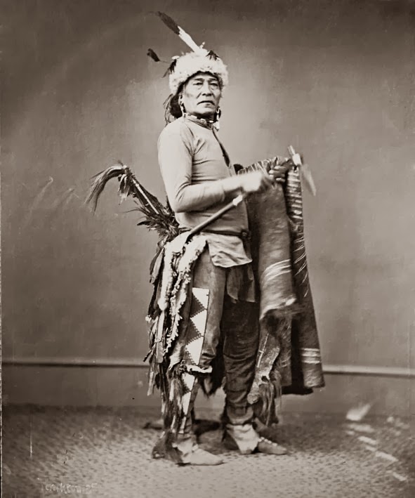 Индейский народ сканворд. Ассинибойны индейцы. Племя Ассинибойн. Вождь ассинибойнов в котелке. Dakota-Assiniboine индейцы народ.