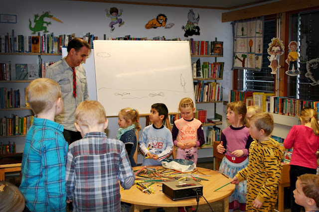 Svein Nyhus på Skjåk folkebibliotek. Foto Sigrun Eide Svein Nyhus på Skjåk folkebibliotek