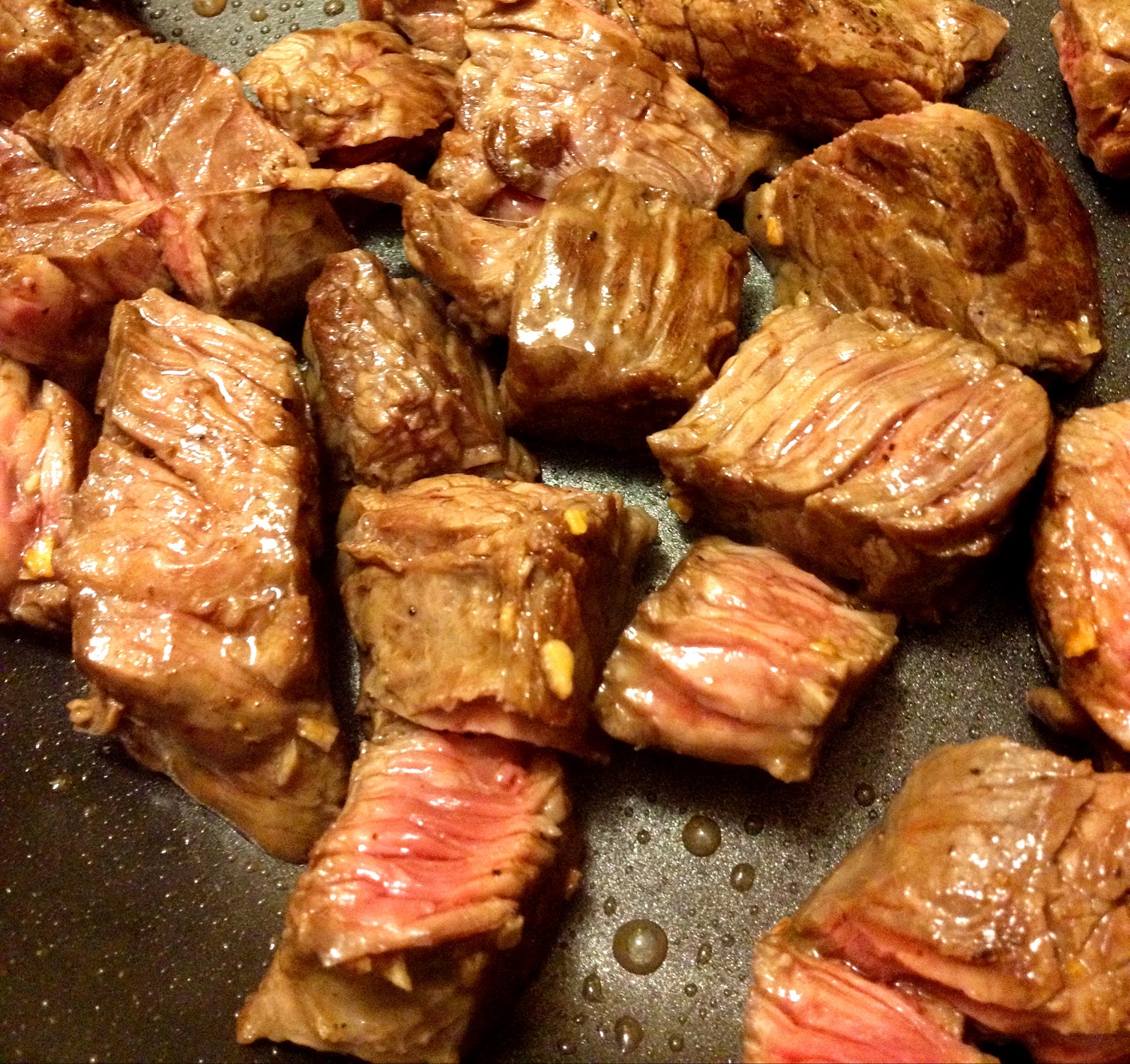 Poppin' kitchen Diced beef steak with Japanese mushroom sauce
