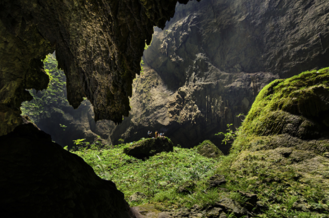 La  caverna  más grande del mundo "Hang Son Soong"  esta localizada en el Parque Nacional Phong Nha-Ke Bang , en el distrito Bo Tach,  en la provincia de  Quang Binh,  Vietnam.  