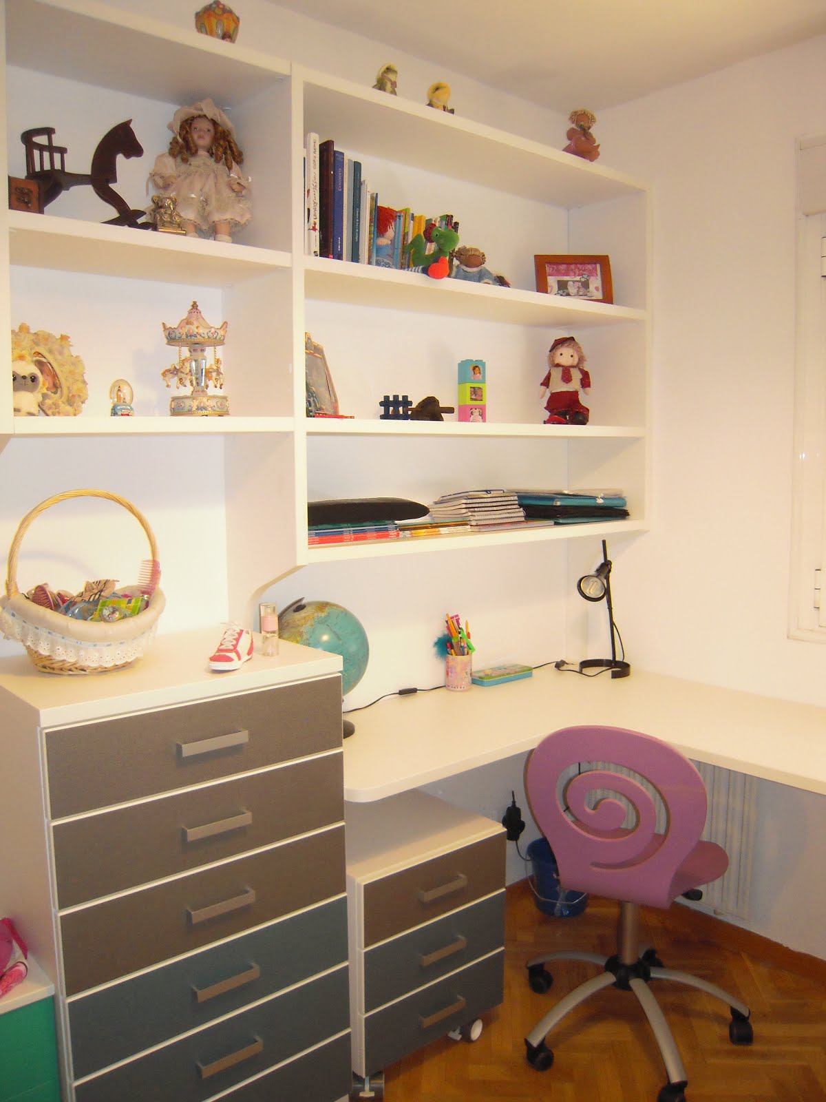 Debajo de la ventana hemos puesto una mesa de estudio haciendo rincon