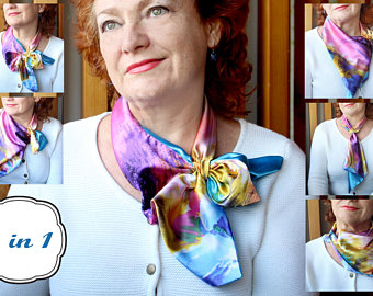 Женщина среднего возраста в шейном платке