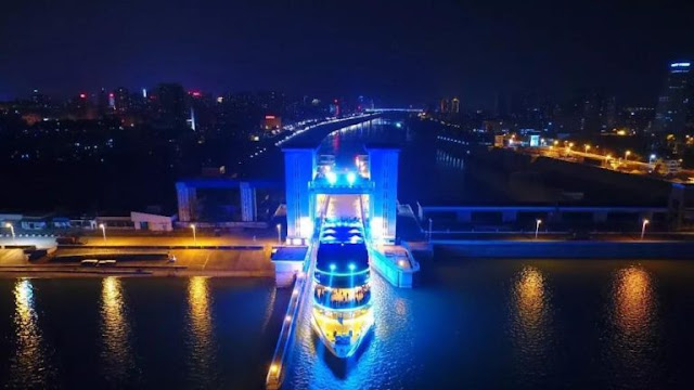 Камера №3 шлюза на плотине Гэчжоуба в ночное время