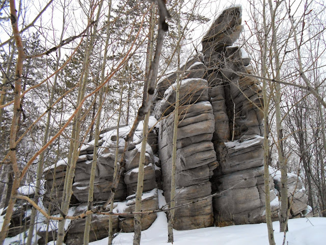 Правильные геометрические формы у древней скалы