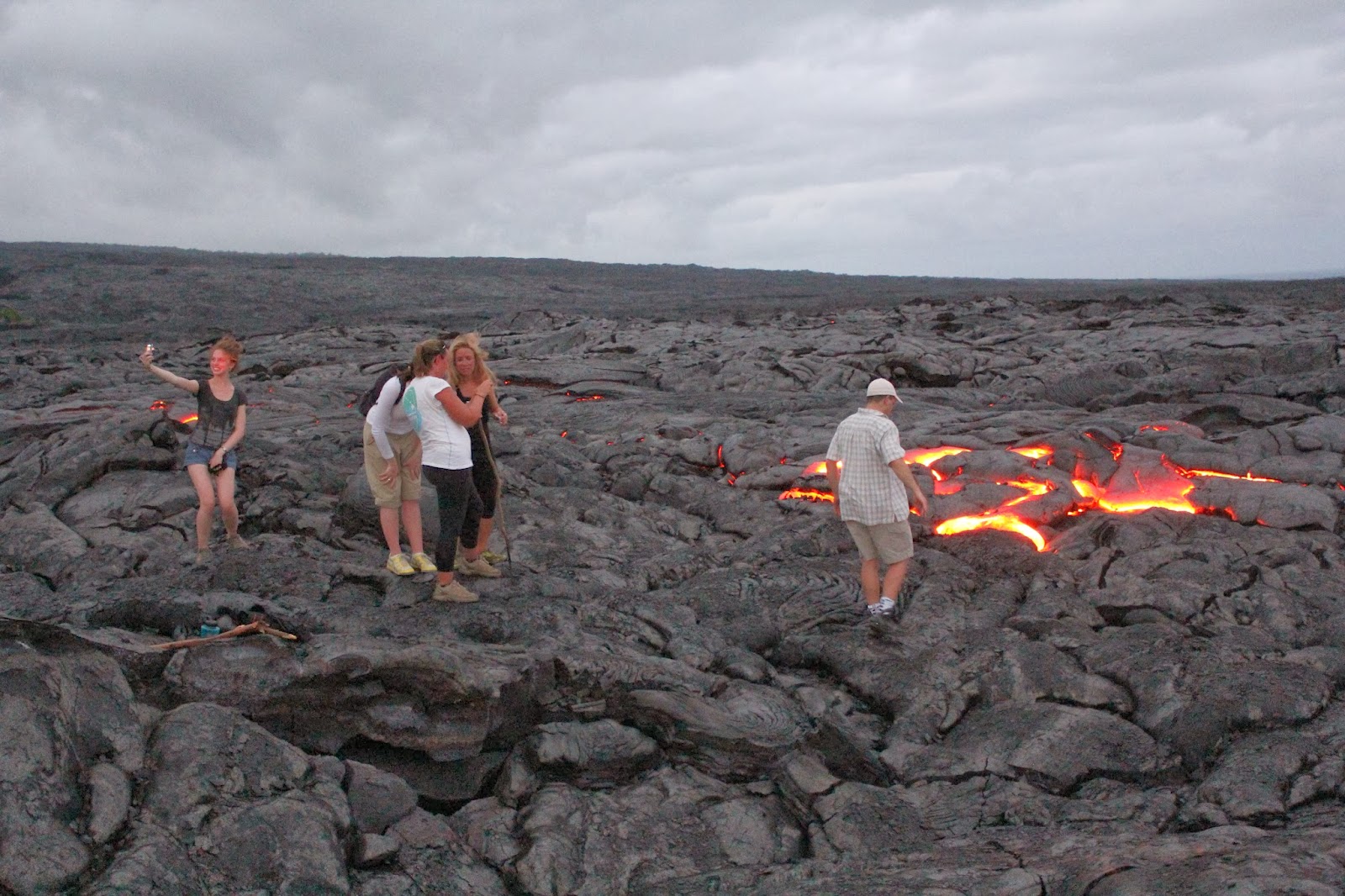 Спастись от лавы обь. 1. Вулкан Килауэа, Гавайи, США:. Люди рядом с лавой.