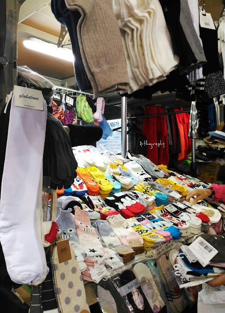 penjual kaos kaki di seoul korea
