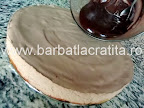 Tort cu crema de ciocolata si frisca preparare reteta glazura