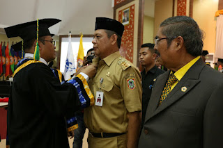 Gubernur Kalsel saat Menerima Penghargaan Sebagai Tokoh Peduli Pendidikan oleh ULM Banjarmasin 