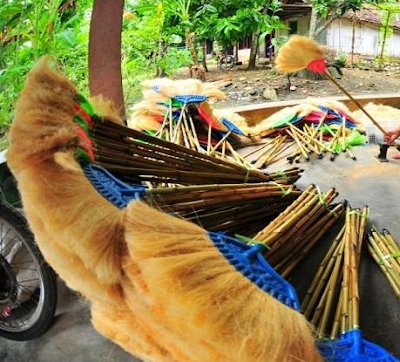 Pemanfaatan limbah sabut kelapa sebagai pembuatan sapu ijuk rumah Pemanfaatan limbah sabut kelapa sebagai pembuatan sapu ijuk rumah
