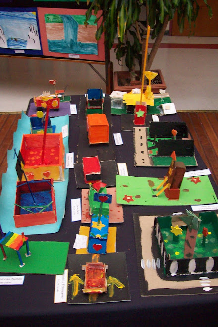 Exposicion, objetos en mader hechos por alumnos de 4to grado