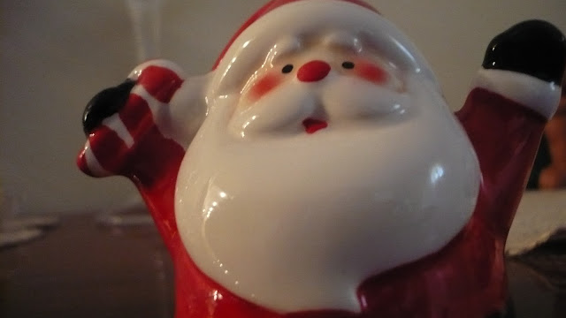 un piccolo Babbo Natale di ceramica