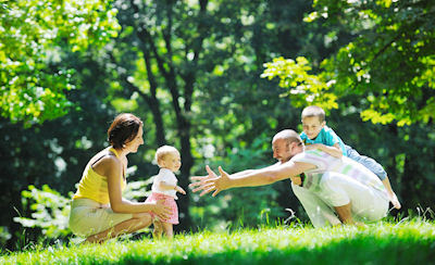 Familia feliz con sus hijos en un día de campo - happy-young-couple-with-their-children-have-fun-at-beautiful-park-outdoor-in-nature