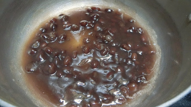 ゆであずきは鍋で煮立て、水溶き片栗粉を回しいれてトロミをつける