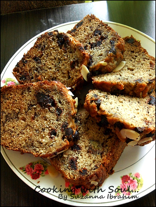Cooking with soul: MOIST CHOCOLATE CHIP BANANA CAKE