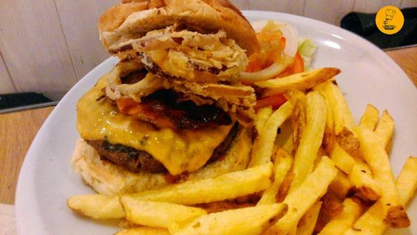 Texas Burger (bacon, queso cheddar, barbacoa, aritos de cebolla) en Mad Café Madrid hamburguesas