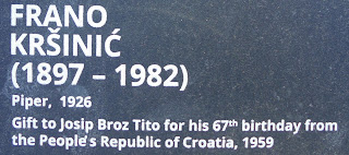 το γλυπτό O Αυλητής του Frano Kršinić στο Μαυσωλείο του Τίτο