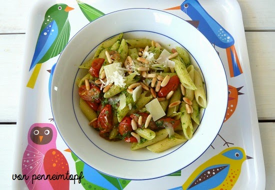 Penne im Topf: Penne mit Bärlauch Pesto, Pinienkernen und Parmesan