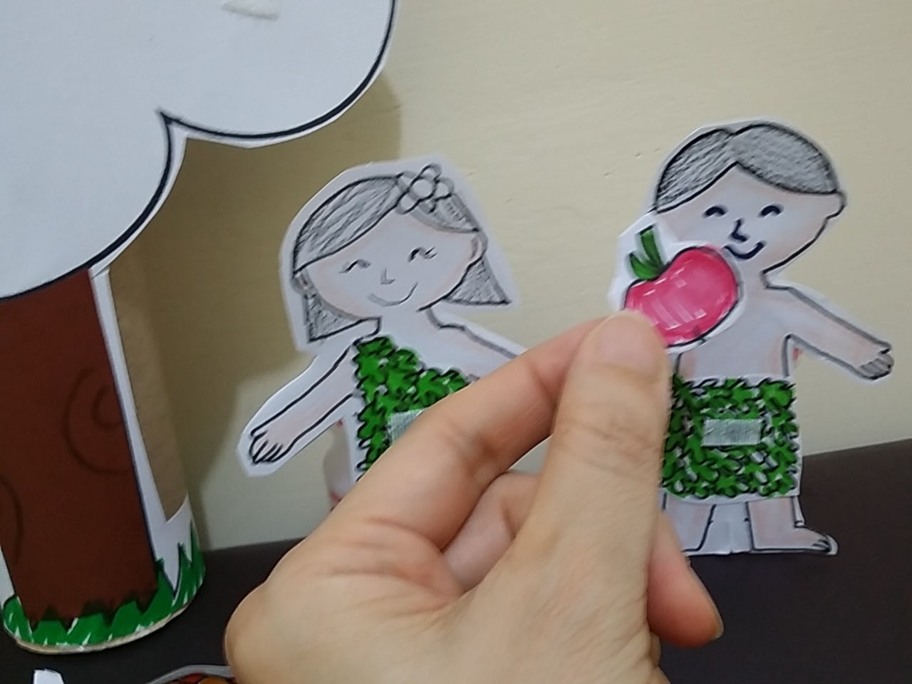 Membuat Alat Peraga- Adam dan Hawa jaruh ke dlm dosa.