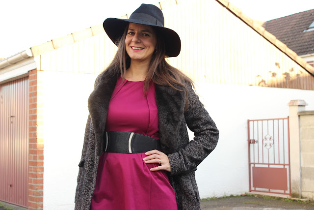 manteau long mango, robe framboise naf naf, fedora noir headict