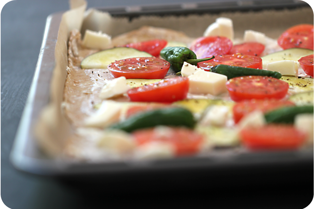 Flammkuchen mit Dinkelteig, Tomaten, Auberginen, Mozzarella, Pimientos | Arthurs Tochter Kocht von Astrid Paul Flammkuchen mit Dinkelteig, Tomaten, Auberginen, Mozzarella, Pimientos | Arthurs Tochter Kocht von Astrid Paul