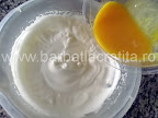 Prajitura cu vanilie preparare reteta blat - amestecam compozitia de galbenusuri cu bezeaua de albusuri