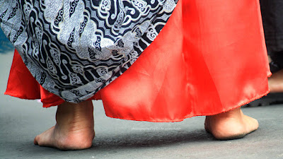 Kuatnya kaki penari payung menahan panas dari aspal walau tanpa alas kaki. Kuatnya kaki penari payung menahan panas dari aspal walau tanpa alas kaki.