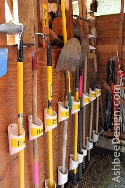 DICA 3 - Suportes com canos de PVC apoiam utensílios de jardinagem