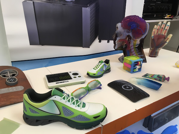 Stratasys新款工業級3D列印機J750能夠直接一體列印出多彩的模型，不過要價不菲，千萬元起跳。（圖片來源：詹子嫻攝）